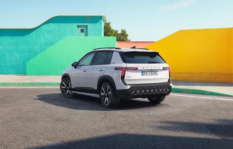 Škoda Epiq von hinten vor farbenfroher Kulisse