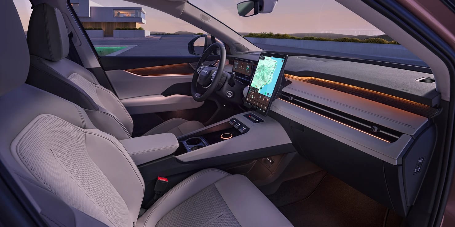 Cockpit des Škoda Peaq mit großem Zentraldisplay